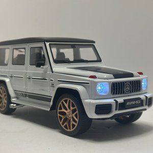 1:18 2015 Mercedes-benz G-Class G63 Diecast TWO Tone White Black With LED Lighs